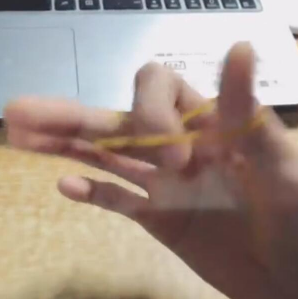 抖音橡皮筋在手上转圈怎么操作的？抖音橡皮筋在手上转圈攻略介绍！