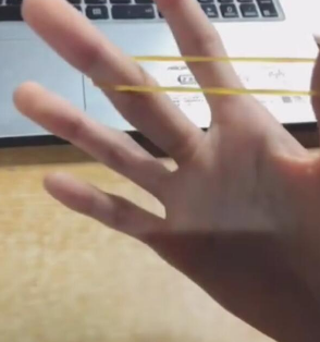 抖音橡皮筋在手上转圈怎么操作的？抖音橡皮筋在手上转圈攻略介绍！