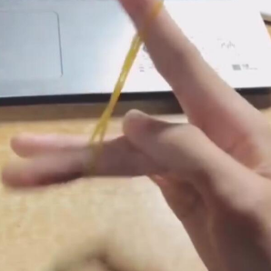 抖音橡皮筋在手上转圈怎么操作的？抖音橡皮筋在手上转圈攻略介绍！