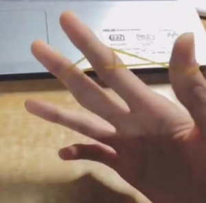 抖音橡皮筋在手上转圈怎么操作的？抖音橡皮筋在手上转圈攻略介绍！