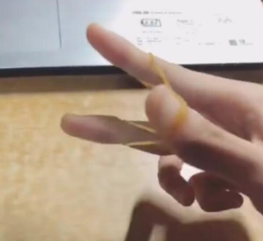 抖音橡皮筋在手上转圈怎么操作的？抖音橡皮筋在手上转圈攻略介绍！