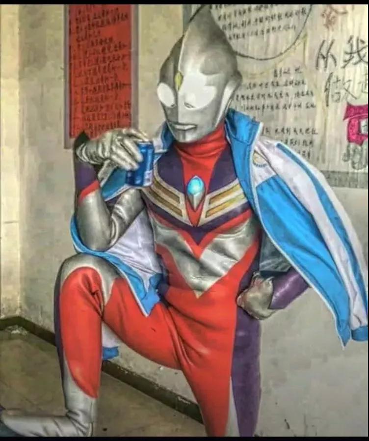 抖音奥特曼豪情在天图片_豪情在天谁能与我争锋奥特曼表情包