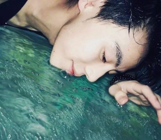 抖音水盆拍照反差色怎么玩_水盆闪光灯反差色拍照教程【图】