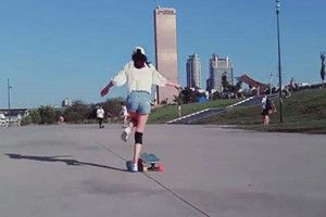 抖音滑板女孩动态桌面壁纸怎么设置？抖音滑板女孩动态壁纸设置方法
