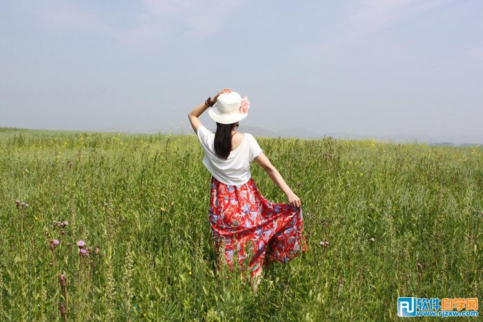 PS给草原上的女友调成魔幻的蓝紫色